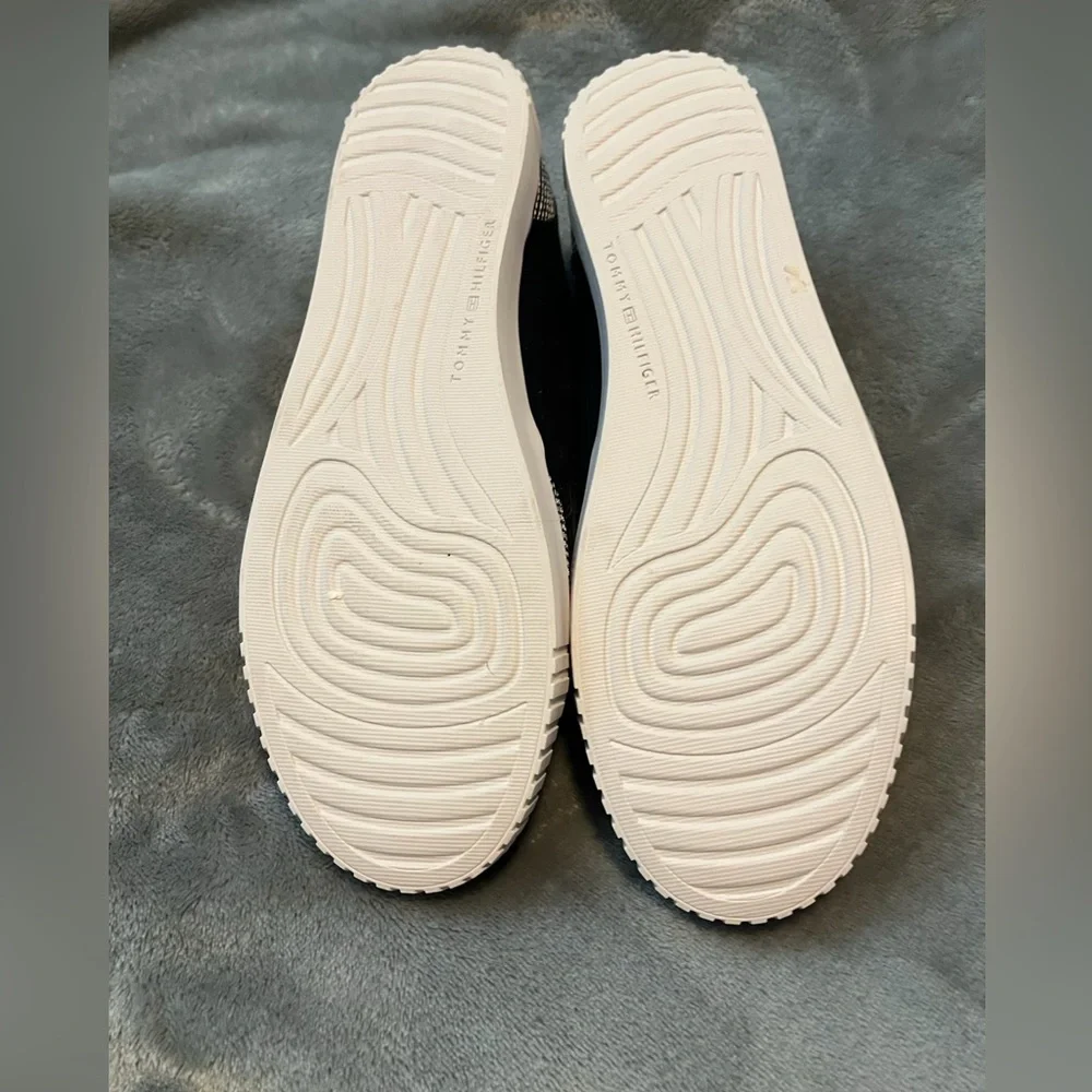 NWOT Tommy Hilfiger Men's Navy and White Sneakers - Picture 3 of 5